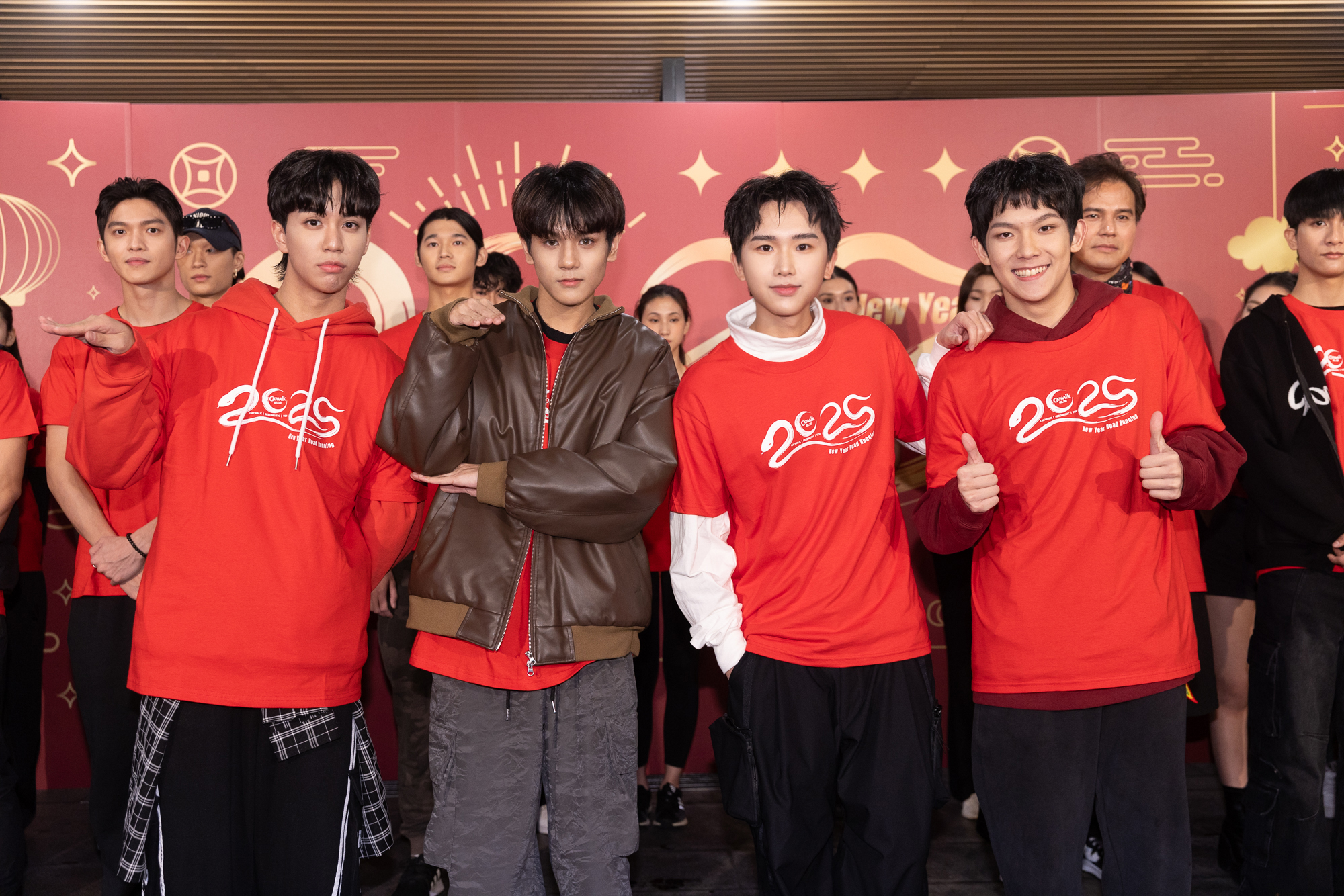 源少年李秉諭(左起)、盧佾暘、黃莑茗、林毓家出席經紀公司凱渥開工,分享三、四月將合體推單曲。圖/凱渥提供