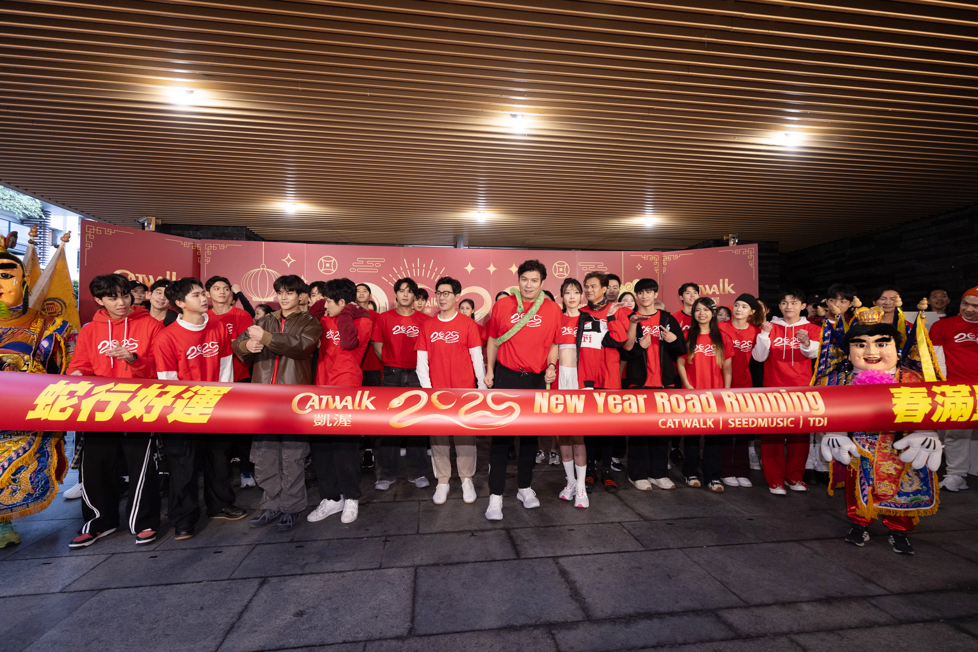 凱渥今天舉辦開工路跑,旗下藝人、模特、直播主一起大合照。圖/凱渥提供