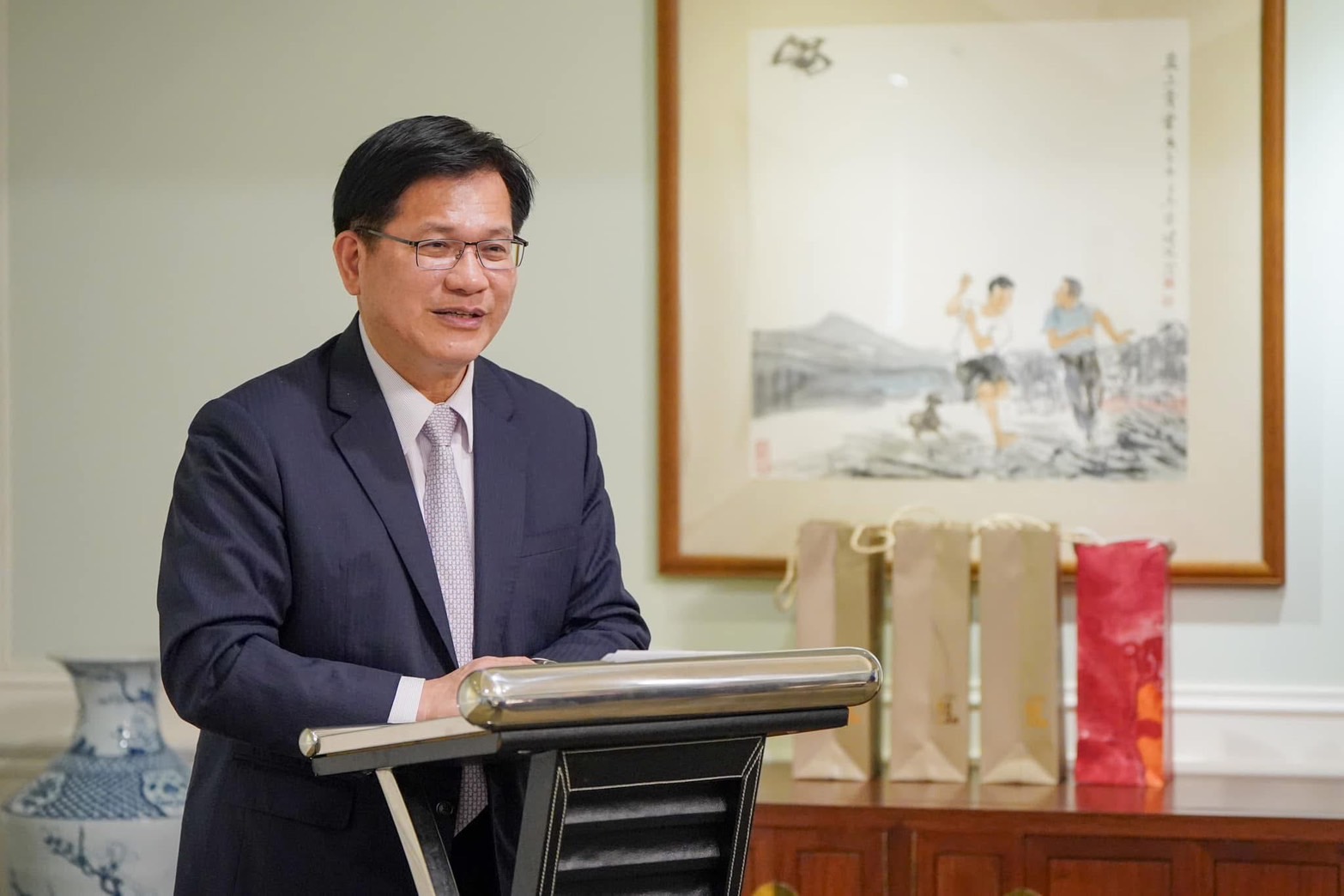 針對南非政府的限期遷館要求,外交部長林佳龍召集應變小組討論應對策略。圖/取自林佳龍臉書