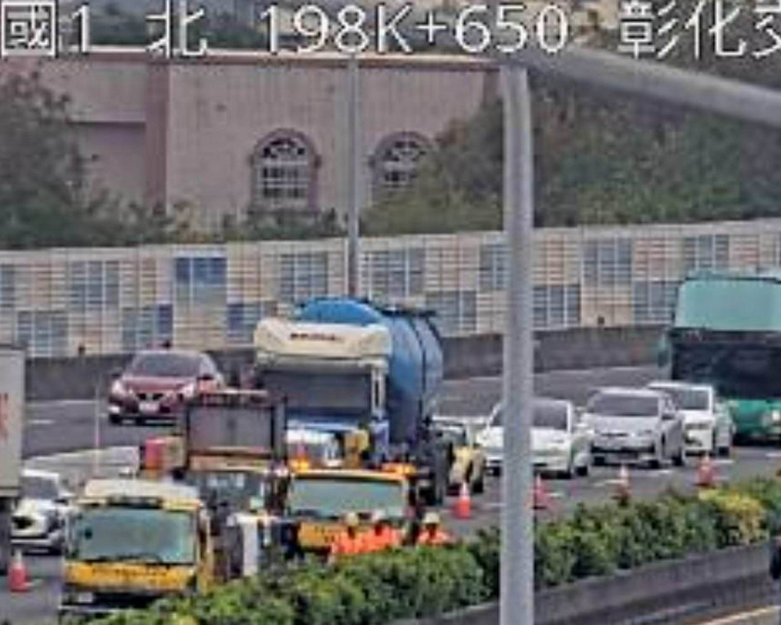 狗闖國道釀車禍 轎車閃避失控翻覆 兩人輕傷送醫 - https://www.watchmedia01.com