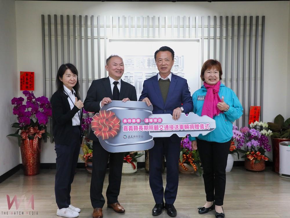 亞德客有美公益慈善基金會到嘉義縣濟助弱勢家庭。(圖/嘉義縣政府提供)