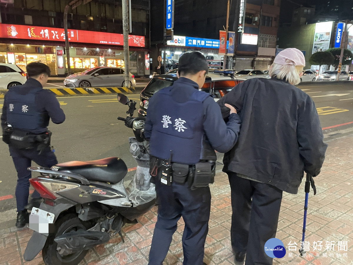 寒流來襲坐過站，壢警暖心助8旬翁返家。