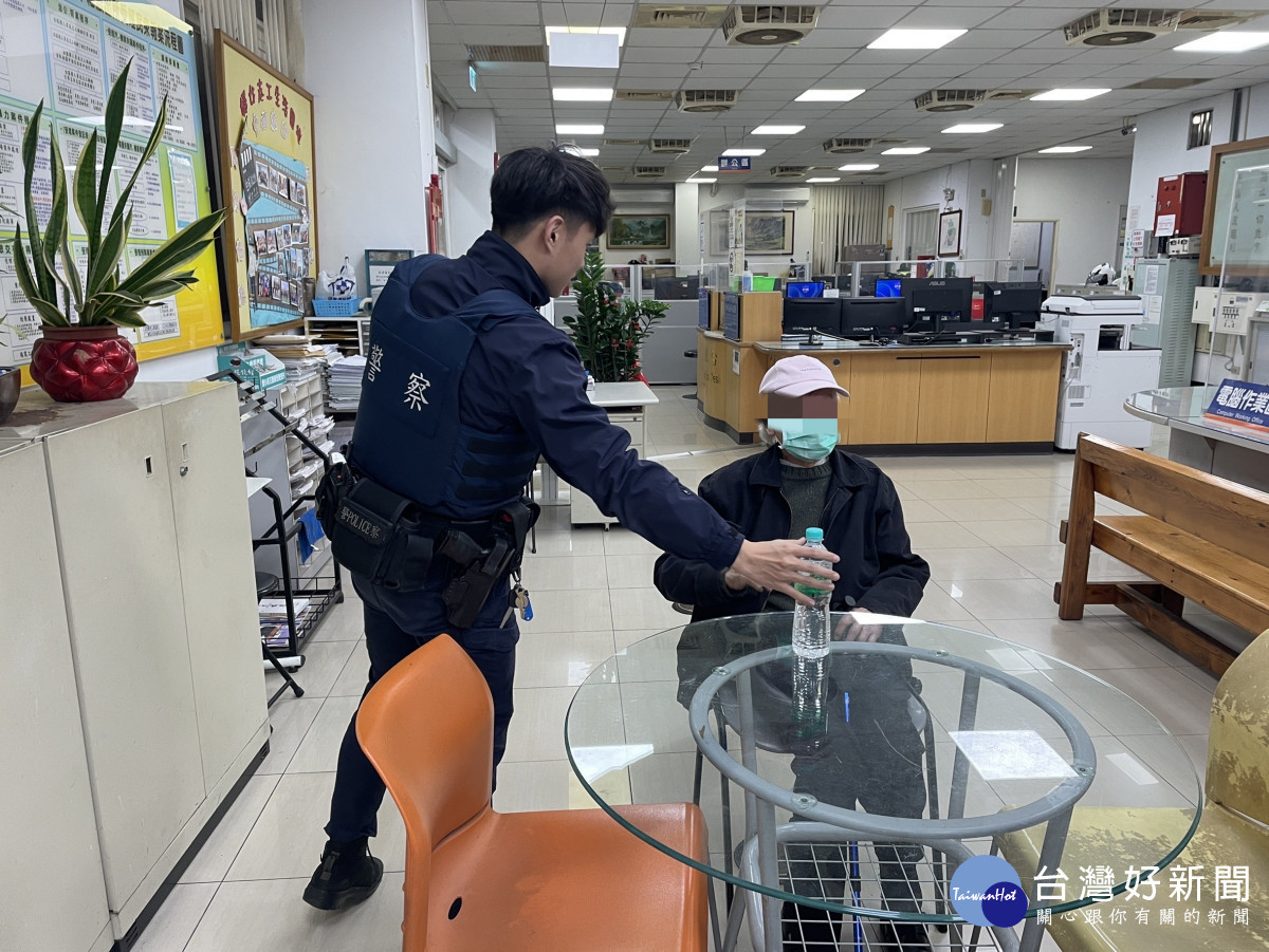 警方擔心老人家身體狀況,先即駕車帶他返派出所休息。