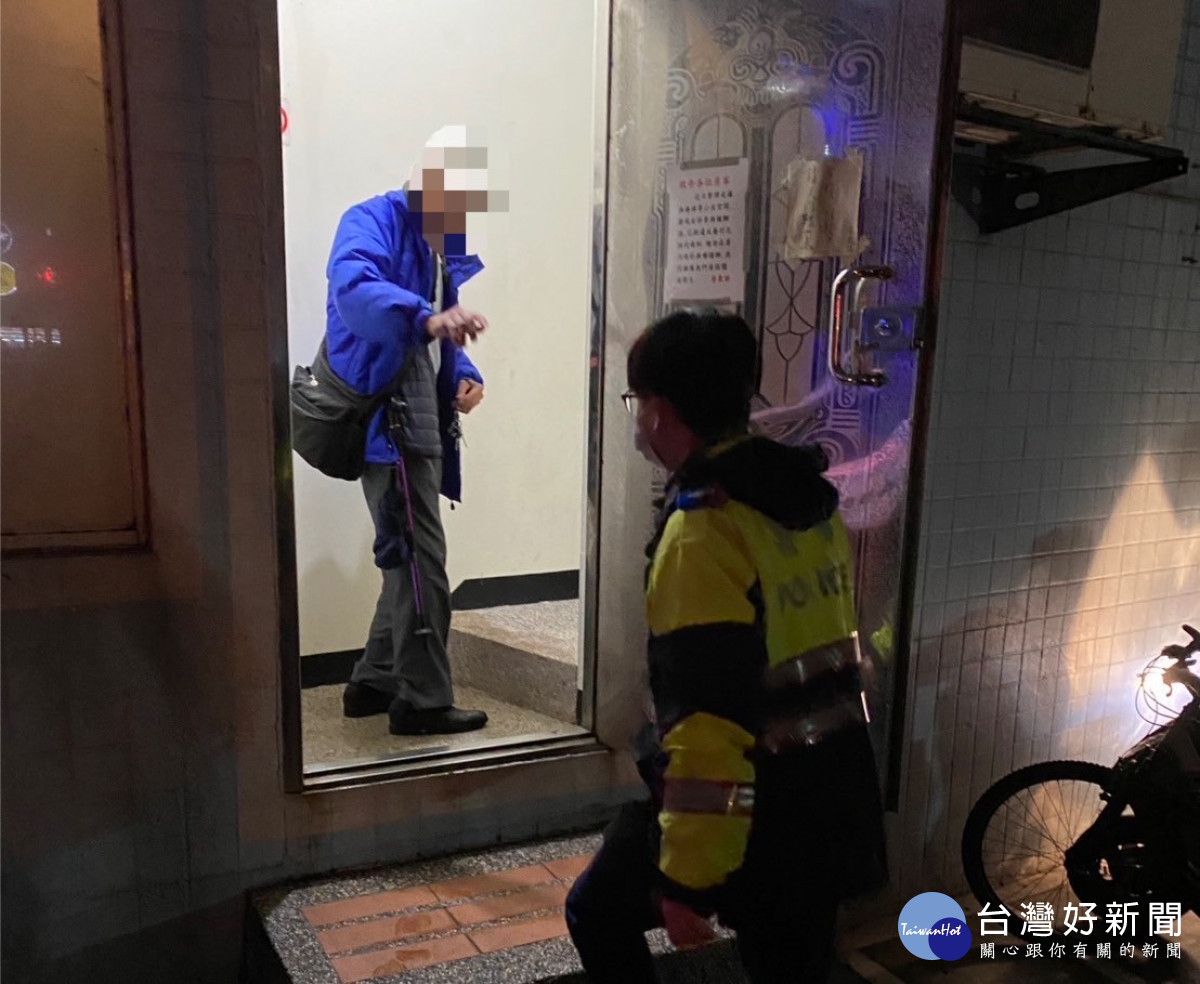 過年獨居老翁尋親迷途,警協助老人安全返家。
