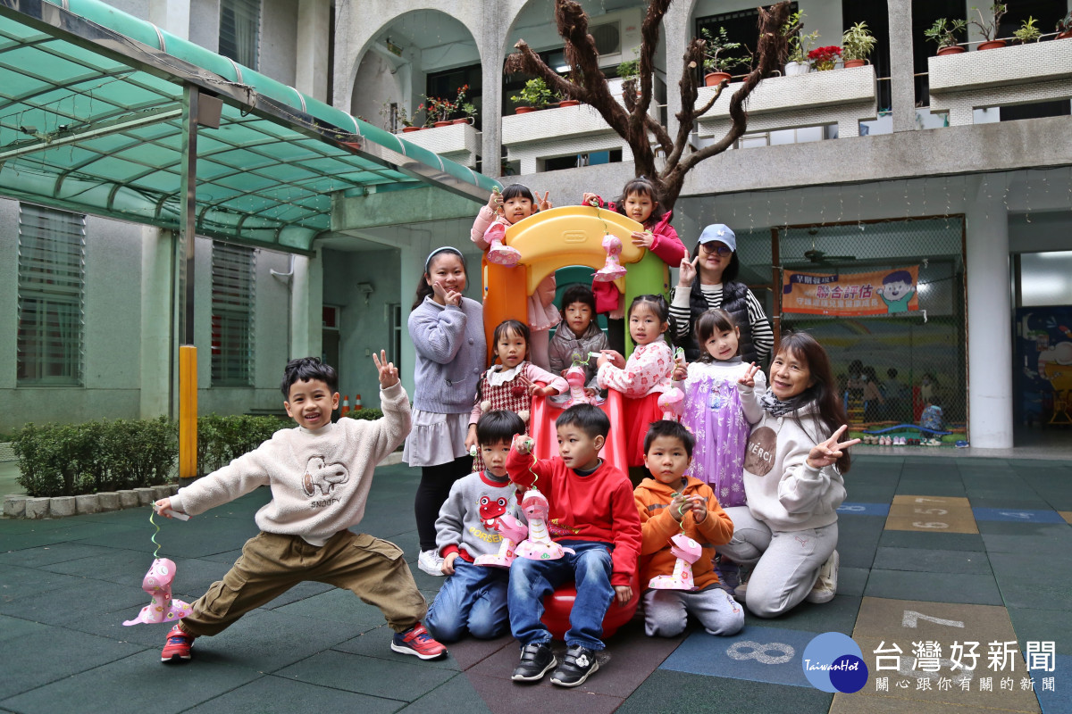 嘉義市府推出「小花蛇」小提燈，自2月6日起連續三天限量發送／嘉義市府提供
