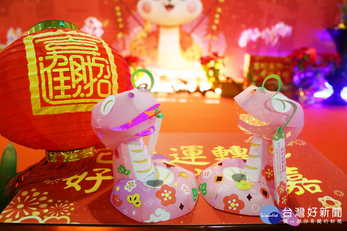 「小花蛇」提燈特別設計成可以吃錢存錢的造型/嘉義市府提供