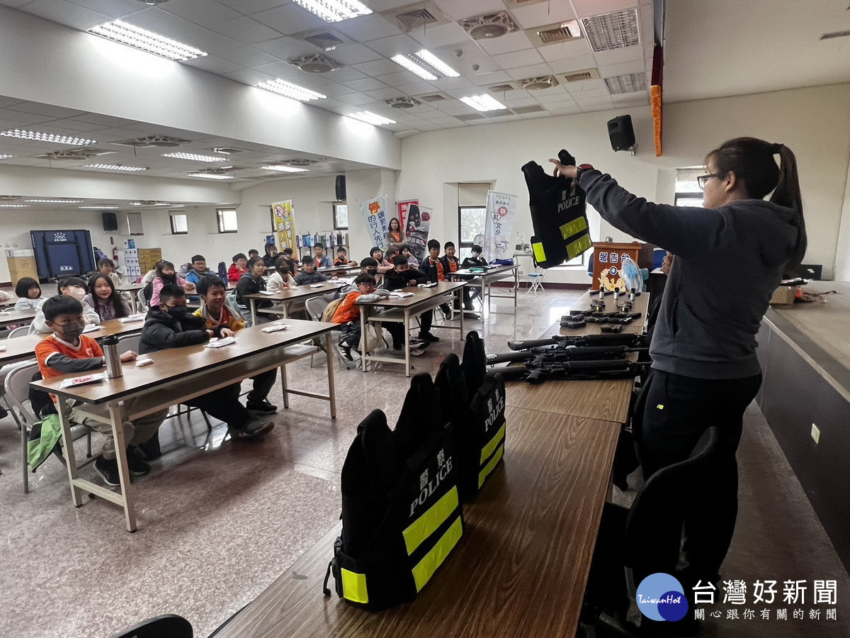 小朋友對警用裝備很是好奇。（草屯分局提供）
