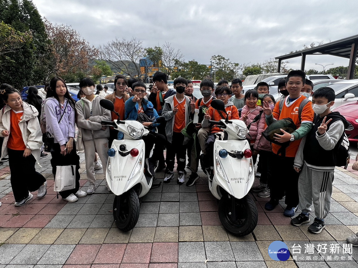 小朋友對警用裝備很是好奇。(草屯分局提供)