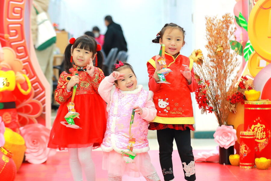 圖/過港幼稚園的小朋友,提燈祝賀蛇來運轉好事不斷。(基隆市文化觀光局提供)