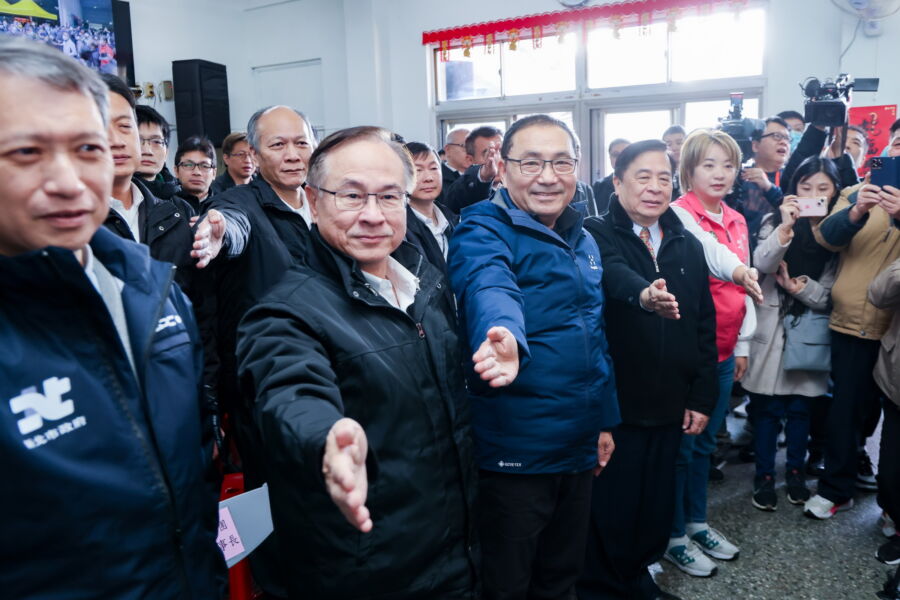 圖/侯友宜與臺北客運董事長李博文一同示範「指差確認」。(新北市政府新聞局提供)