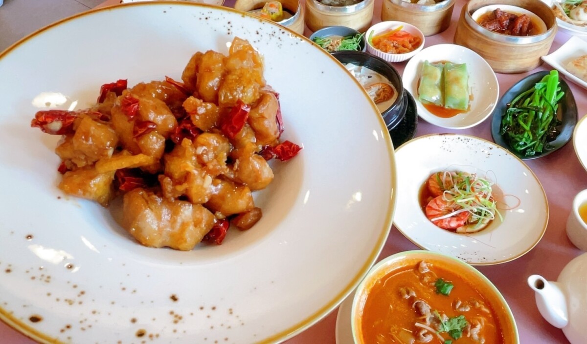用餐方式採用QRCode手機點餐，消費者將輕鬆品嚐超過60道經典粵菜料理及港點