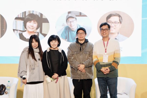 台北國際書展「𠊎讀客」邀請(左到右)鍾文音、方梓、柯智豪、陳南宏來自文學、音樂、電影各藝術領域的專家,共同探討客家文學的風采。(圖:客委會提供)