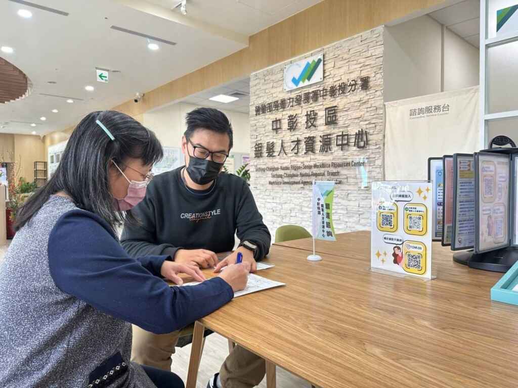 ▲銀髮族在中彰投區銀髮人才資源中心填寫求職登記表。（中彰投分署提供）