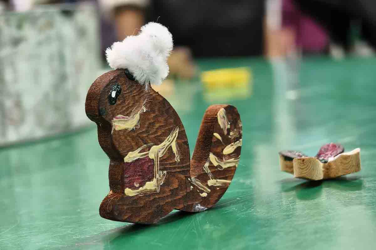 六龜木作進校園 新威國小孩童體驗工匠樂趣