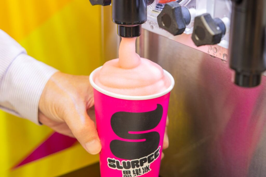 7-ELEVEN獨家思樂冰推出「魅力莓法擋草莓乳酸風味」，結合香濃草莓與柔和乳酸的絕佳比例，濃郁果香搭配細膩酸甜，每一口都如同置身草莓田間，感受滿溢幸福滋味
