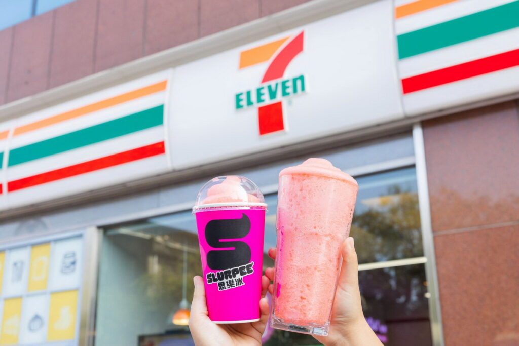 7-ELEVEN獨家思樂冰推出「魅力莓法擋草莓乳酸風味」，結合香濃草莓與柔和乳酸的絕佳比例，濃郁果香搭配細膩酸甜，每一口都如同置身草莓田間，感受滿溢幸福滋味