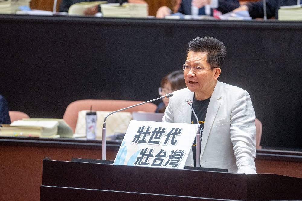 家族成11億案海大「標」客? 吳春城澄清:早已無職務與持股 218 家族成11億案海大「標」客? 吳春城澄清:早已無職務與持股 217