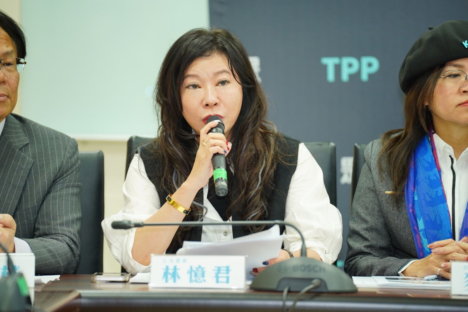 國防部放寬退伍軍士官回營條件 林憶君:應優先召回高專長、戰鬥部隊 204 國防部放寬退伍軍士官回營條件 林憶君:應優先召回高專長、戰鬥部隊 203