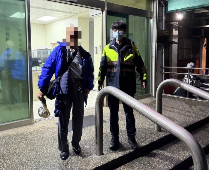 7旬翁訪友雨中迷途 楊梅警暖心送返家 59 S 72769573 0