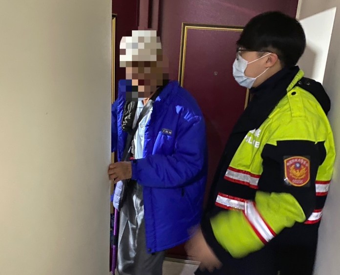 7旬翁訪友雨中迷途 楊梅警暖心送返家 60 S 72769575 0