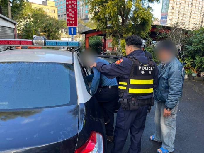 7旬翁不慎跌倒獨坐路旁 八德暖警助平安返家 60 734856 0