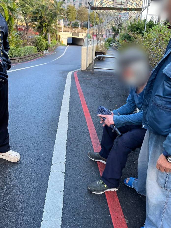 7旬翁不慎跌倒獨坐路旁 八德暖警助平安返家 61 734855 0