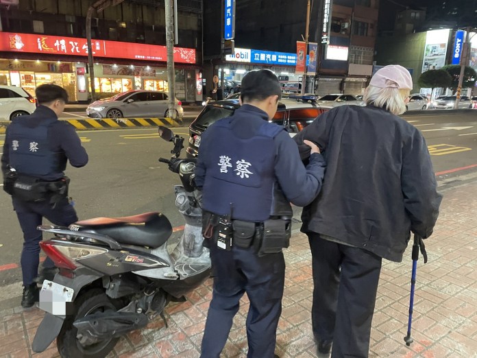 高齡翁1原因寒冬呆坐公車站 壢警及時伸援助返家 60 135468 2