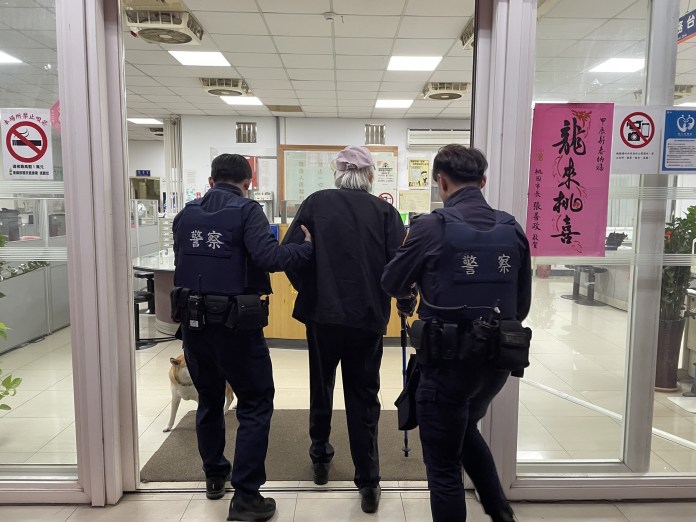 高齡翁1原因寒冬呆坐公車站 壢警及時伸援助返家 61 135468 4