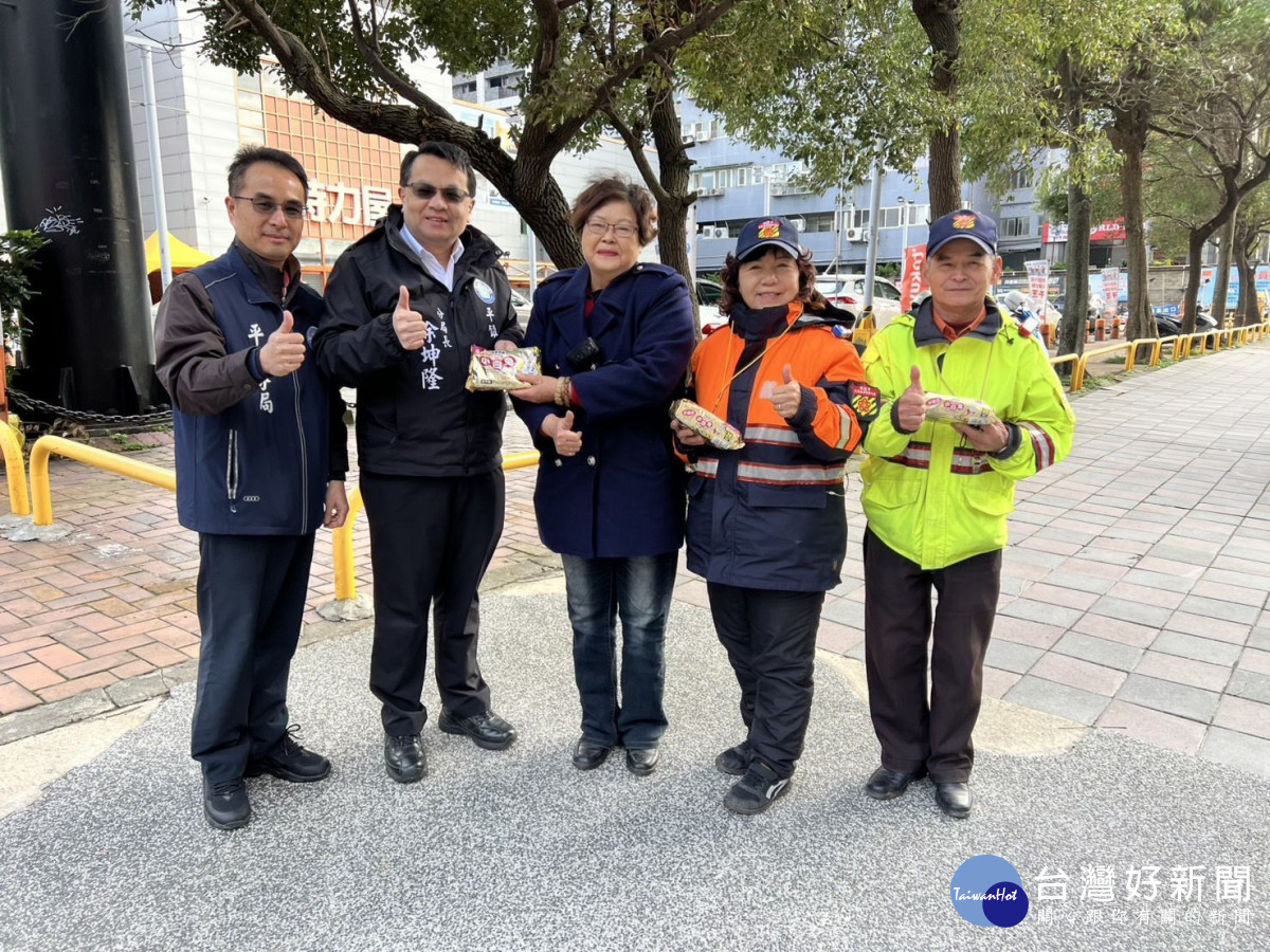 義交全力支援環南路地下道工程，平鎮警長親送暖心咖啡慰問。