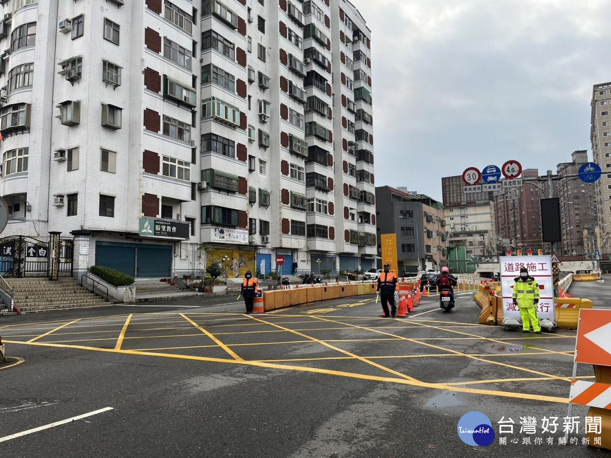 義交全力支援環南路地下道工程,平鎮警長親送暖心咖啡慰問。