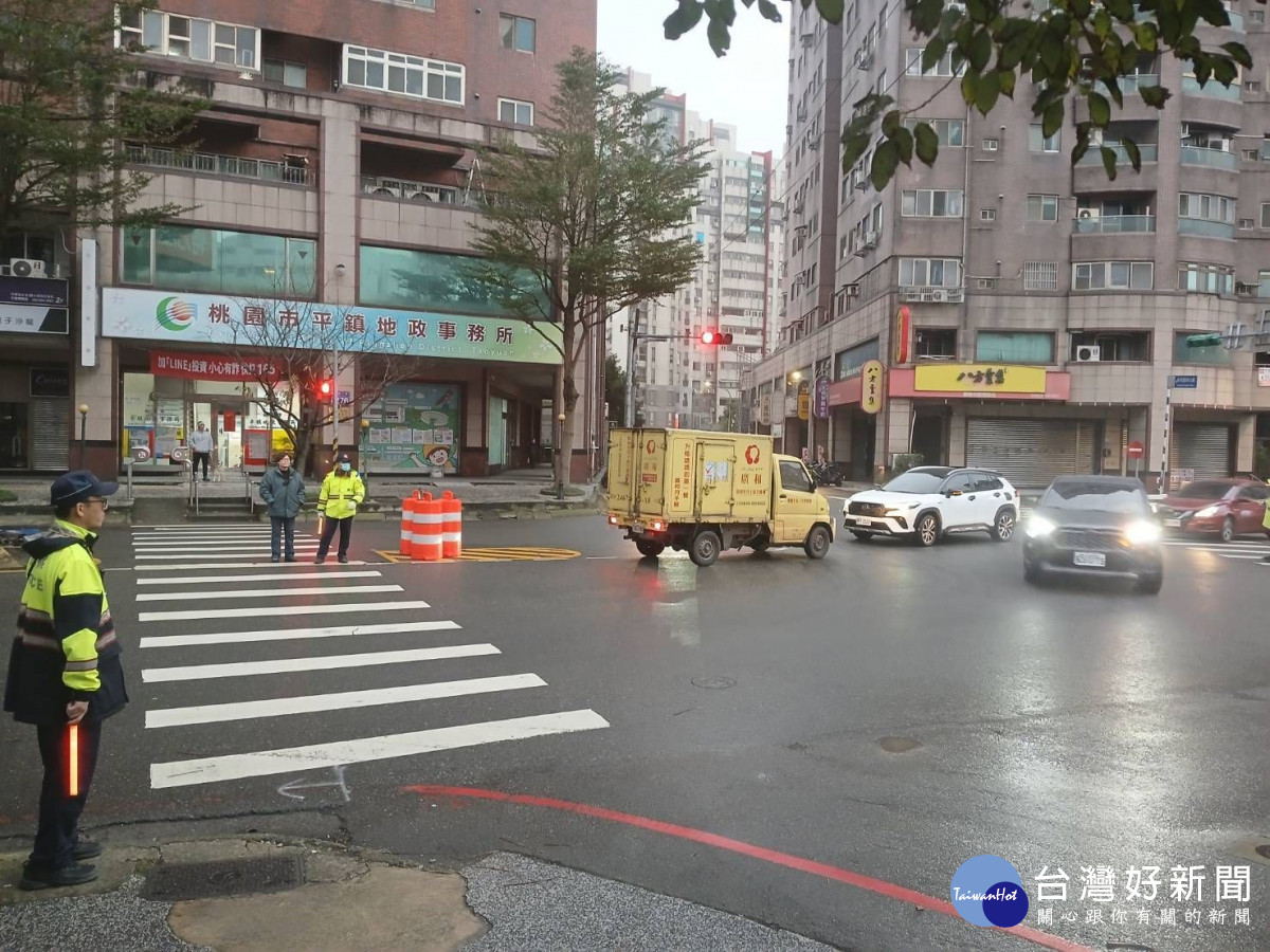 義交全力支援環南路地下道工程,平鎮警長親送暖心咖啡慰問。