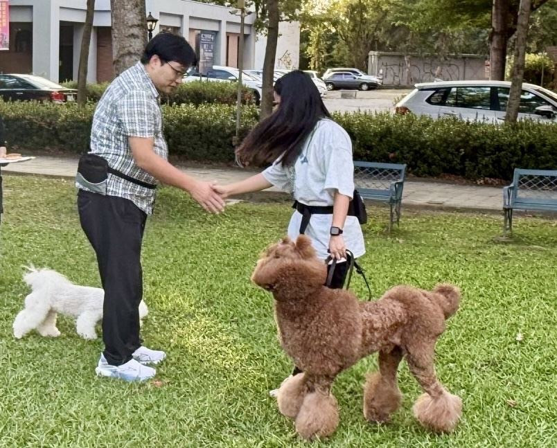 財團法人林獻堂博物館國際教育中心推出「愛犬行為訓練課程」，老師教導學員如何跟愛犬溝通及注意其行為。(圖/財團法人林獻堂博物館國際教育中心)<br /><br /> <br /><br /> 