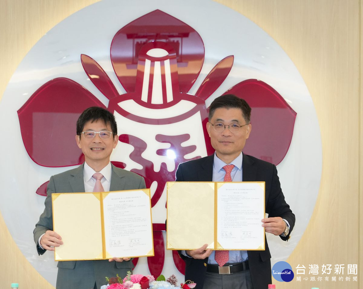 成功大學校長沈孟儒(右)與玉山商業銀行董事長黃男州簽約