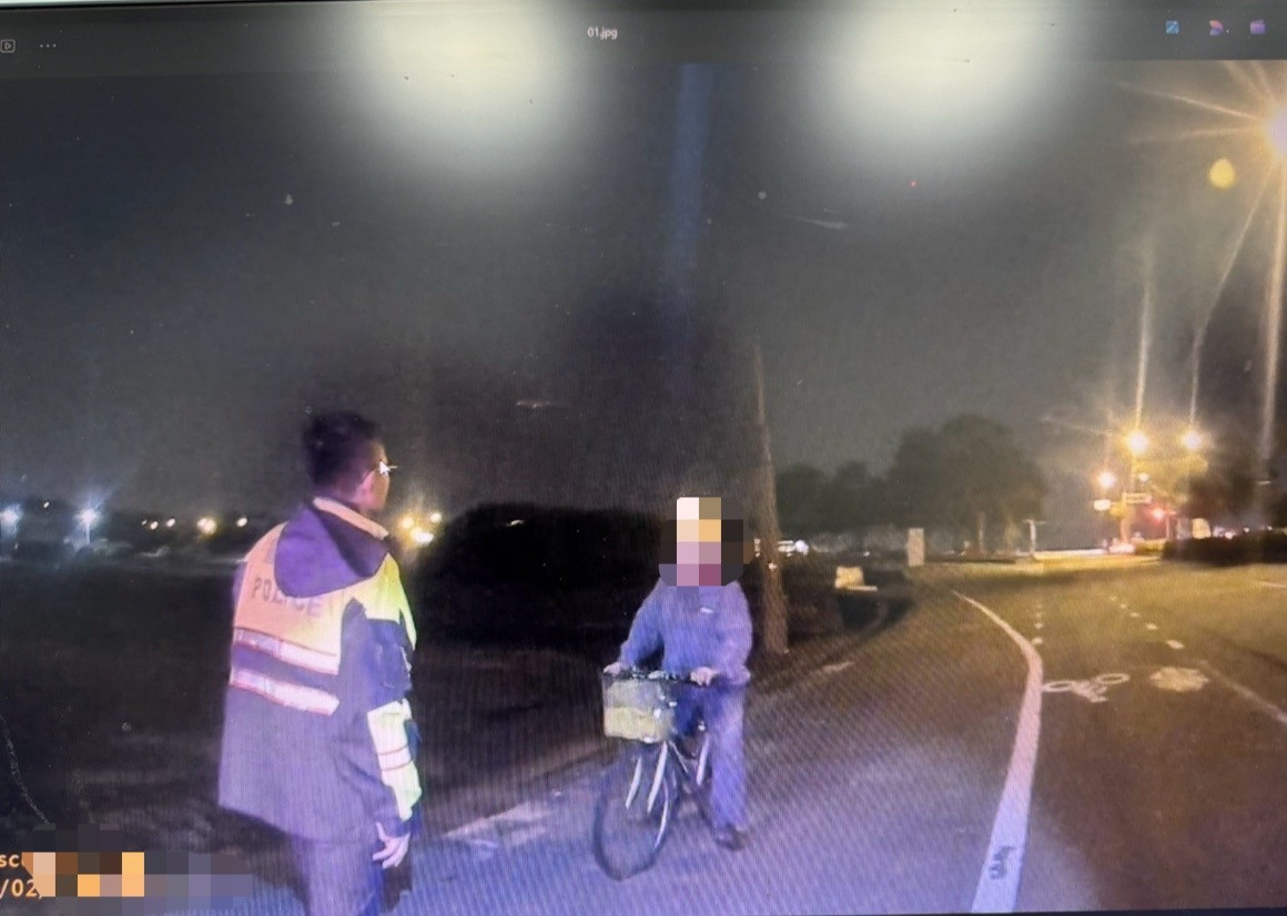彰化暖警尋獲失蹤2日迷途男,騎破舊單車終返家團圓。圖/彰化縣警局提供
