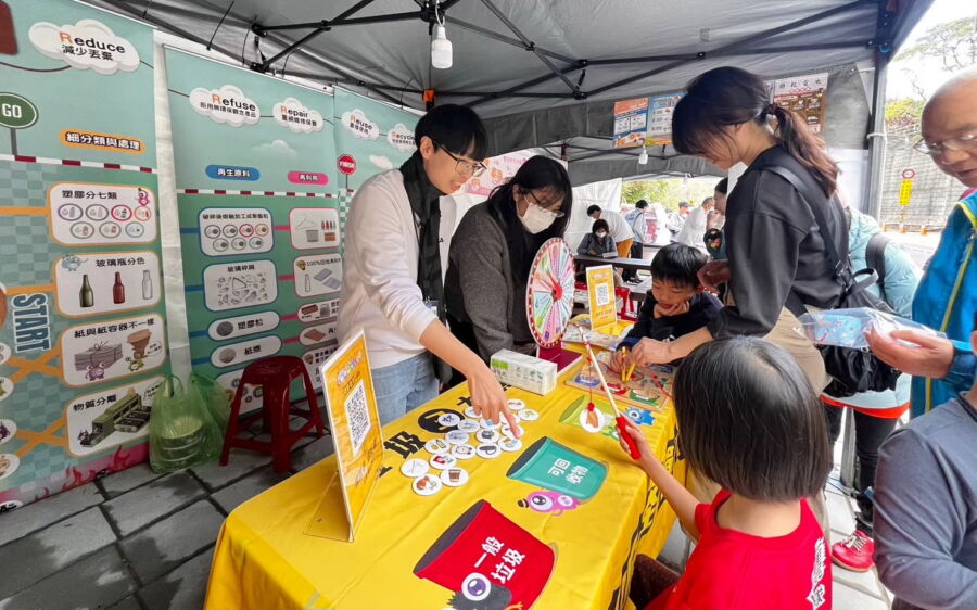 圖／攤位現場除了回收換好禮外，更有闖關小遊戲，只要完成指令，即可獲得精美好禮，歡迎民眾共同祈福響應環保。（新北市政府環保局提供）