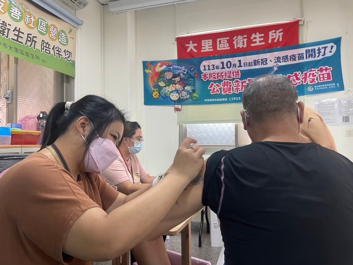 ▲流感疫苗即將用罄，衛生局提醒已完成疫苗預約民眾盡速前往完成疫苗接種。(圖/中市府提供)