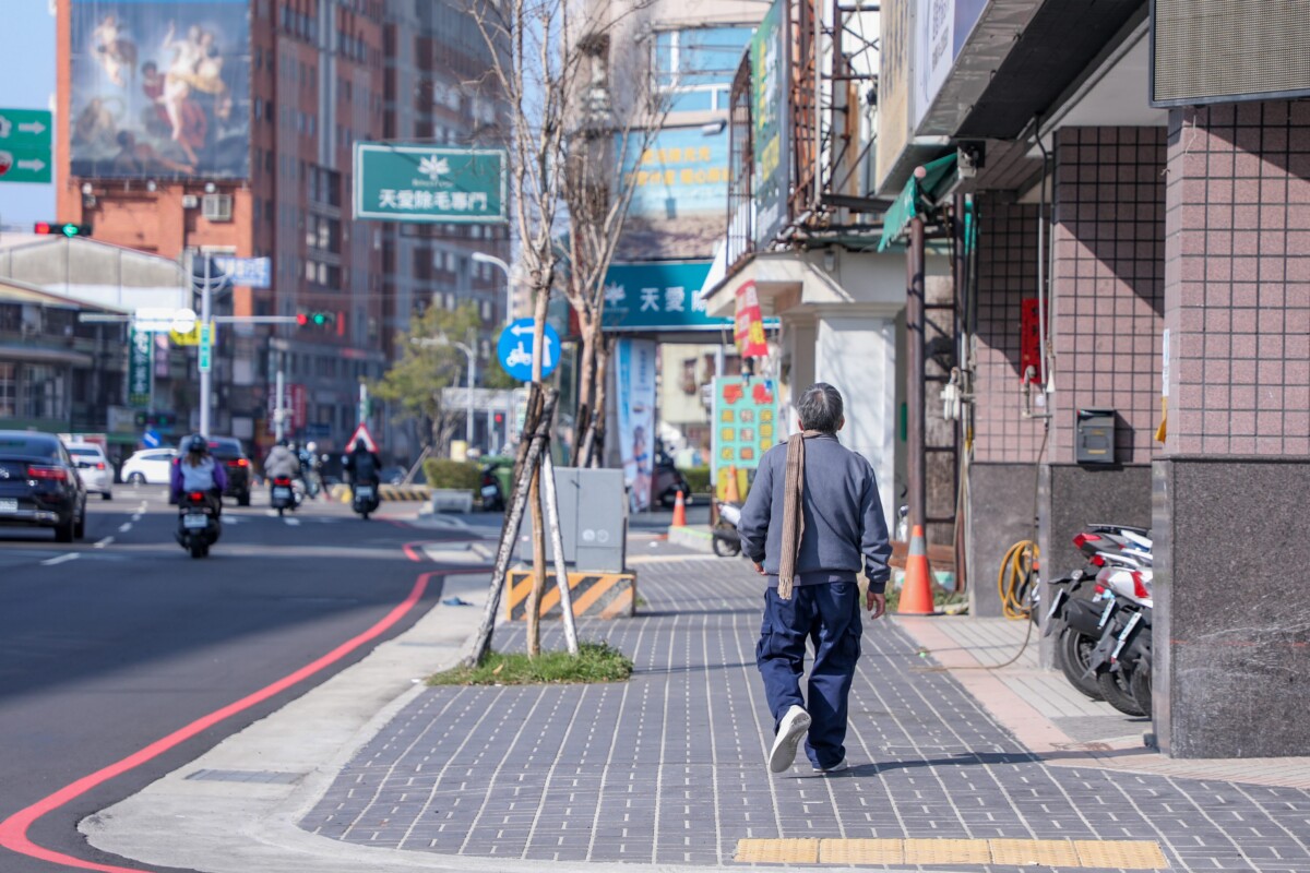 ▲工程拓寬人行道至3公尺。(圖/記者顏淑娟翻攝)