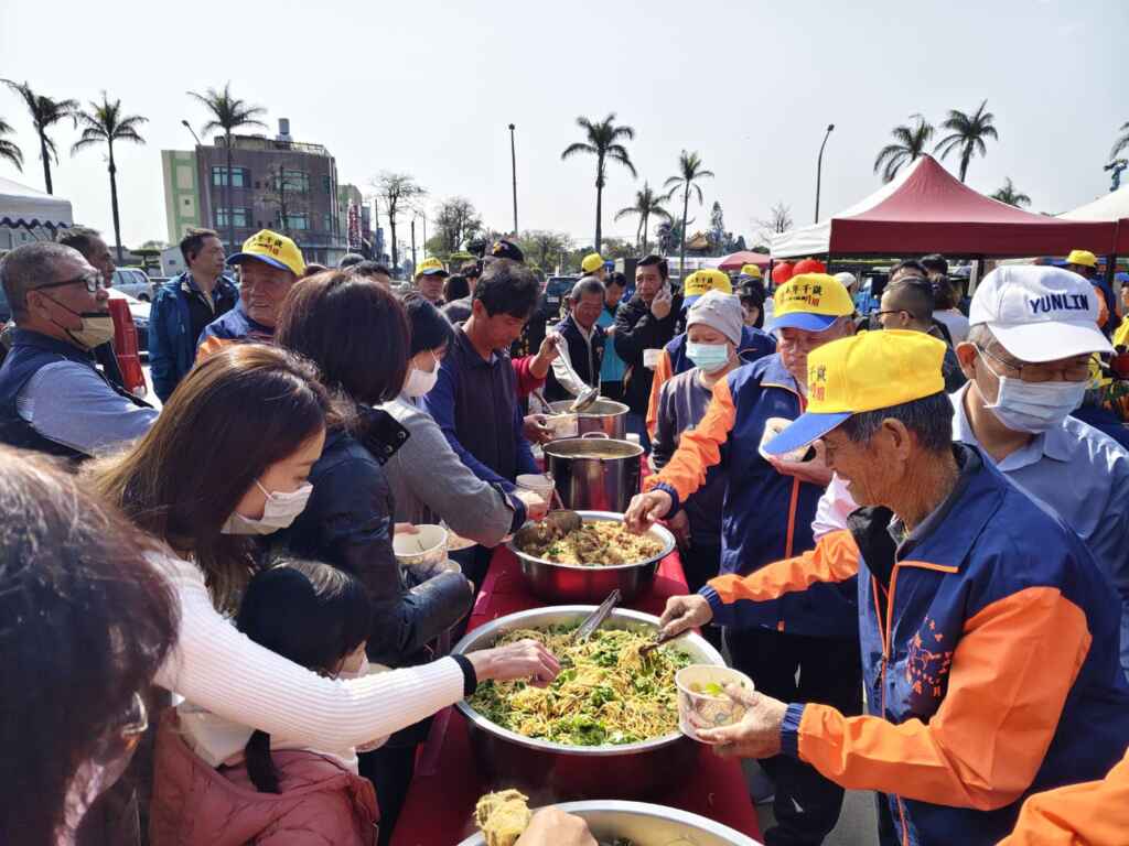 自發性準備「飯擔」提供陣頭及隨香隊伍食用，象徵「吃平安」。(記者廖承恩翻攝)