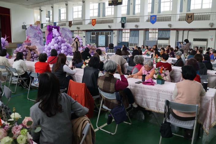 張麗善勉勵分享經驗，傳承與創新並行，攜手創造更多優質學習環境與議題。(記者廖承恩翻攝)