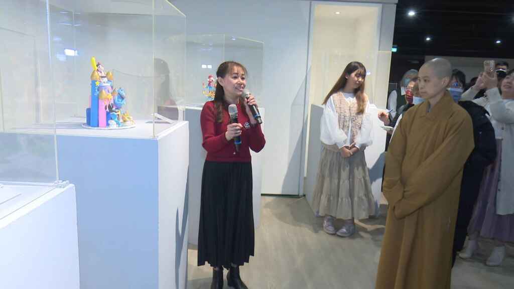 ▲藝術家蔡雅玲表示，此次展覽不僅呈現她多年來對「輕黏土」藝術的研究與精華，也讓學生們透過創作探索童話世界的美好，並傳達對生活的感悟。（記者林明佑攝）