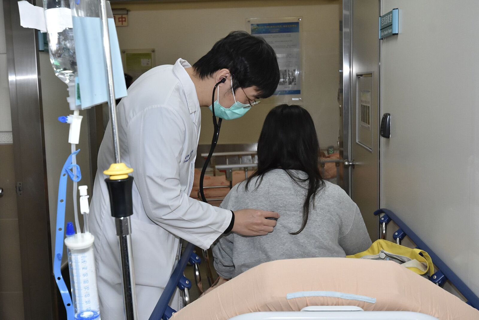 手忙腳亂「2分鐘就一個病人」 春節流感海嘯來了!急診爆量4倍 212 手忙腳亂「2分鐘就一個病人」 春節流感海嘯來了!急診爆量4倍 211