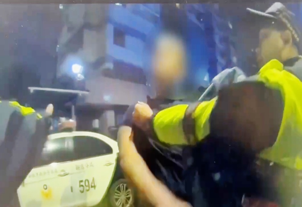 夫妻吵架遷怒無辜鄰居 持滅火器砸門遭警送辦 201 248250205a01