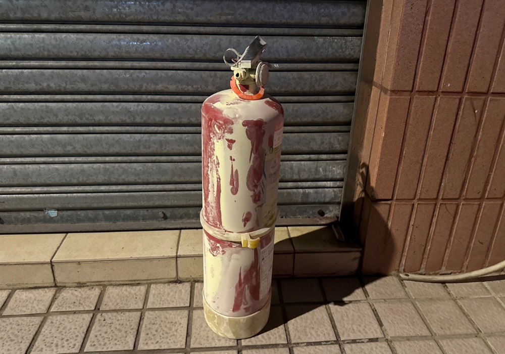 夫妻吵架遷怒無辜鄰居 持滅火器砸門遭警送辦 202 248250205a02