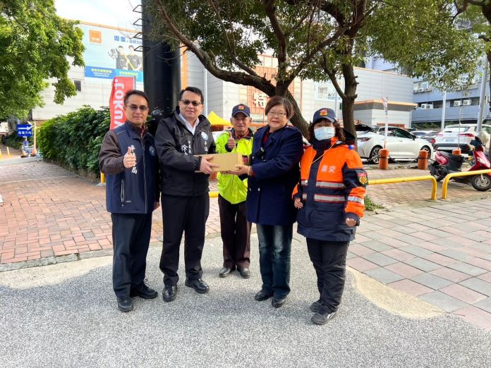 協助環南路地下道工程交通疏導 平鎮警長慰勉義交人員 53 493870 0