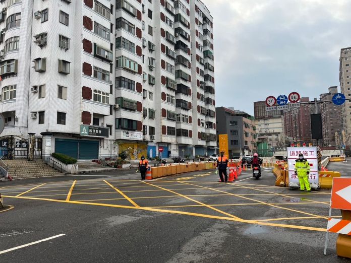 協助環南路地下道工程交通疏導 平鎮警長慰勉義交人員 54 493873 0