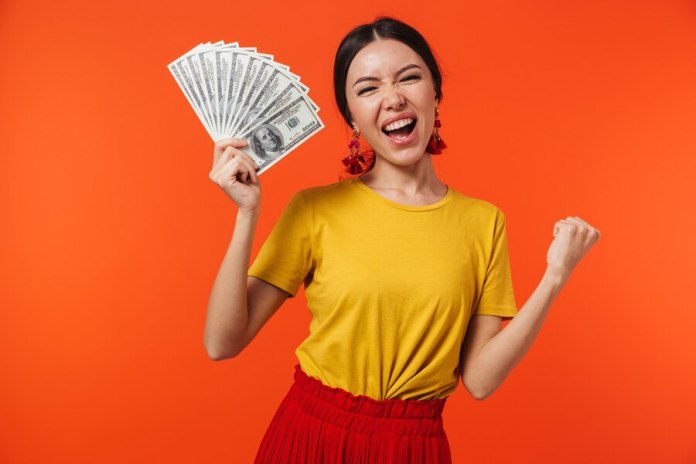 財神降臨 桃園2超商開出千萬獎發票 明起開放兌獎 53 beautiful hispanic woman 20s dressed skirt smiling while holding bunch money bills isolated red wall 171337 97973