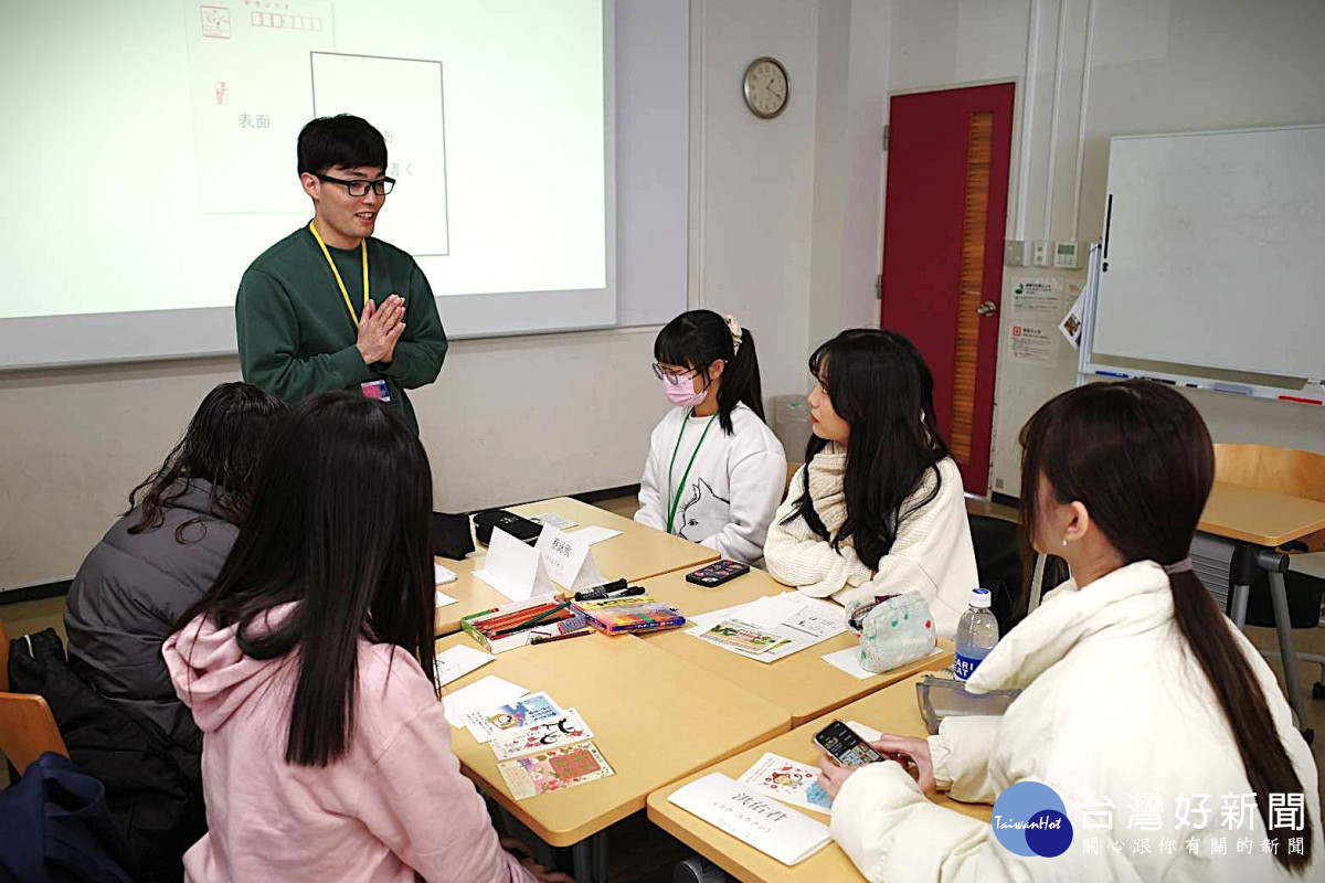 學生撰寫日本正月賀年卡
