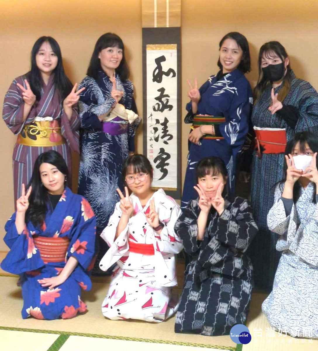 日本老師示範和服穿法