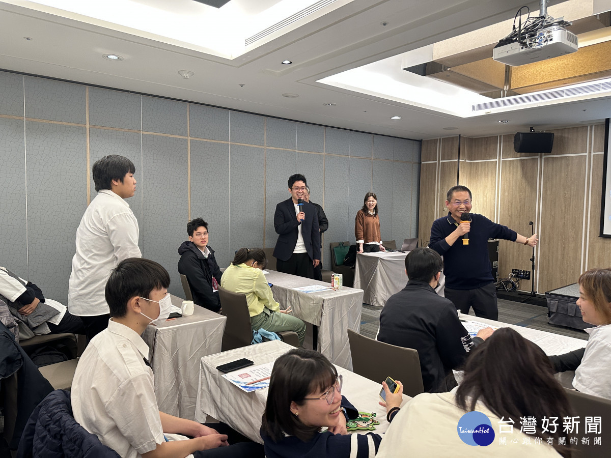 靈鷲山慈善基金會執行長蔡高忠在結業式中與學員開心互動。(圖由靈鷲山佛教教團提供)