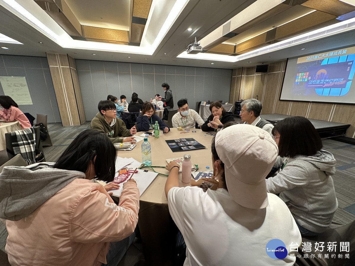 永續未來對決桌遊,學員在遊戲中練習表達。(圖由靈鷲山佛教教團提供)